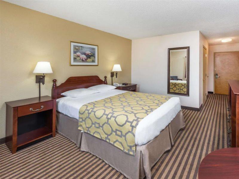 Baymont By Wyndham Metropolis Hotel Bagian luar foto