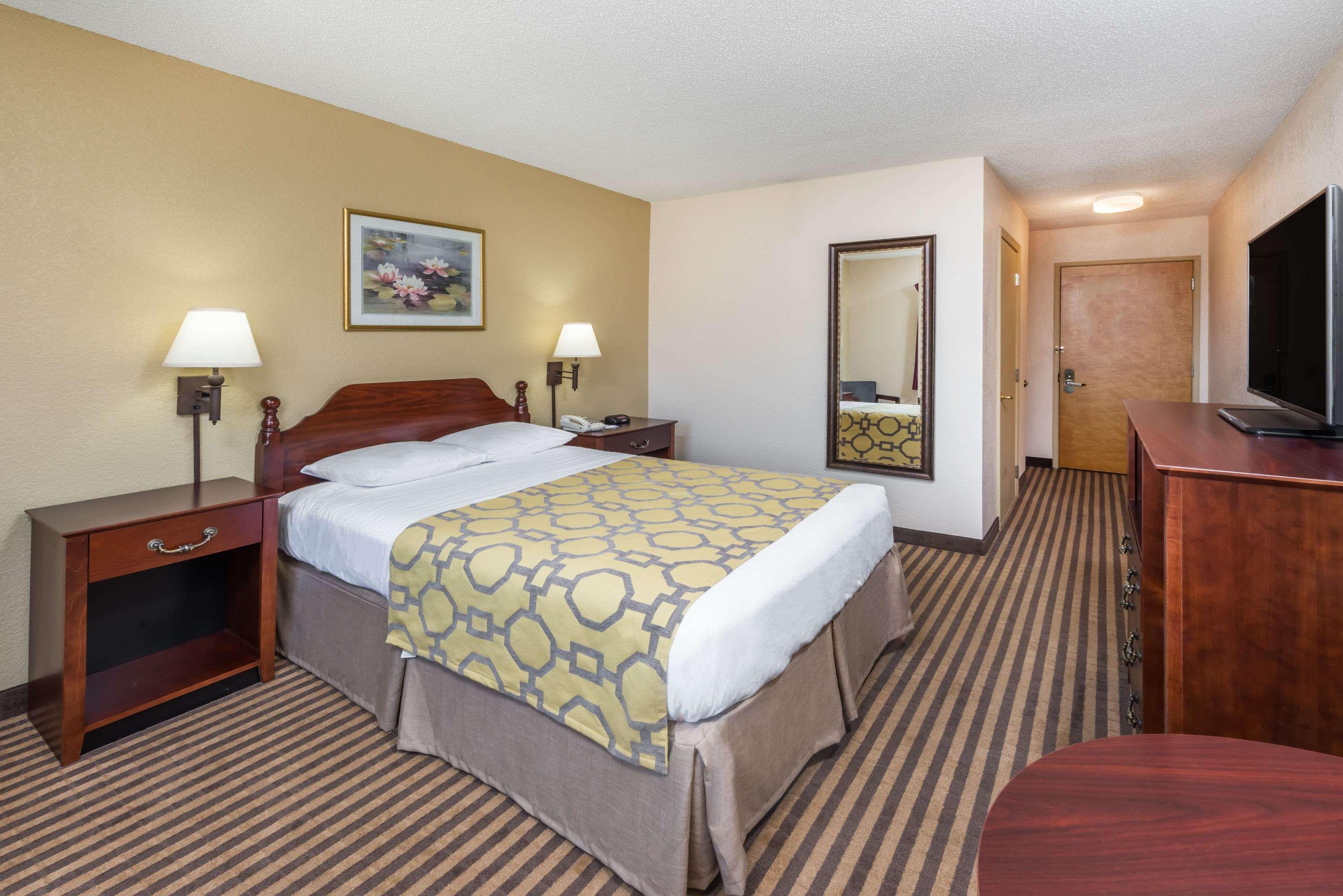 Baymont By Wyndham Metropolis Hotel Bagian luar foto