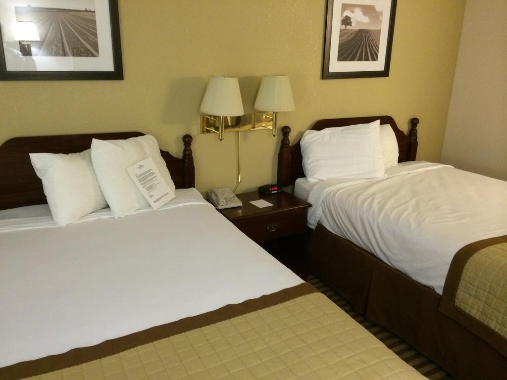 Baymont By Wyndham Metropolis Hotel Bagian luar foto