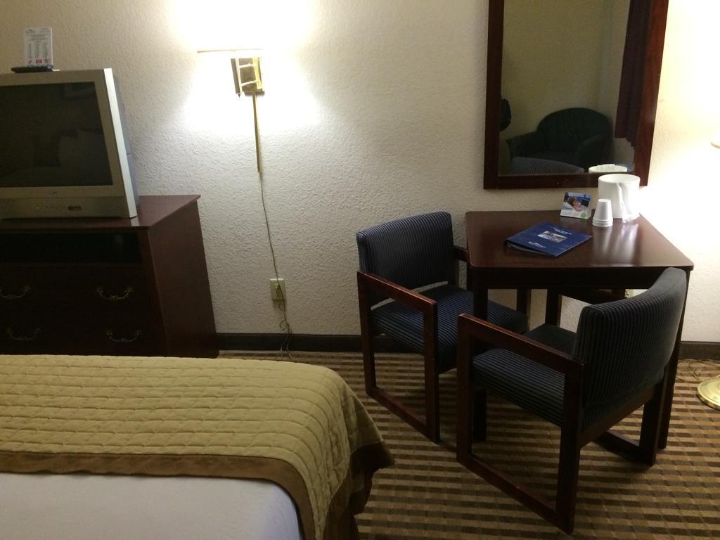 Baymont By Wyndham Metropolis Hotel Bagian luar foto