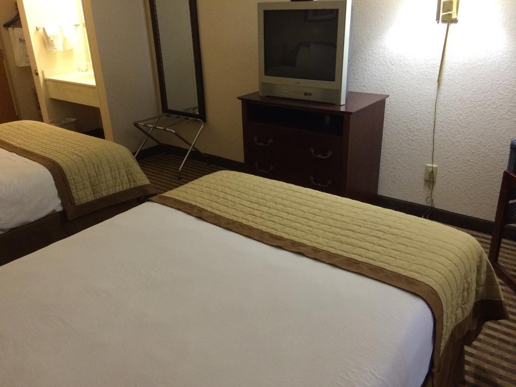 Baymont By Wyndham Metropolis Hotel Bagian luar foto